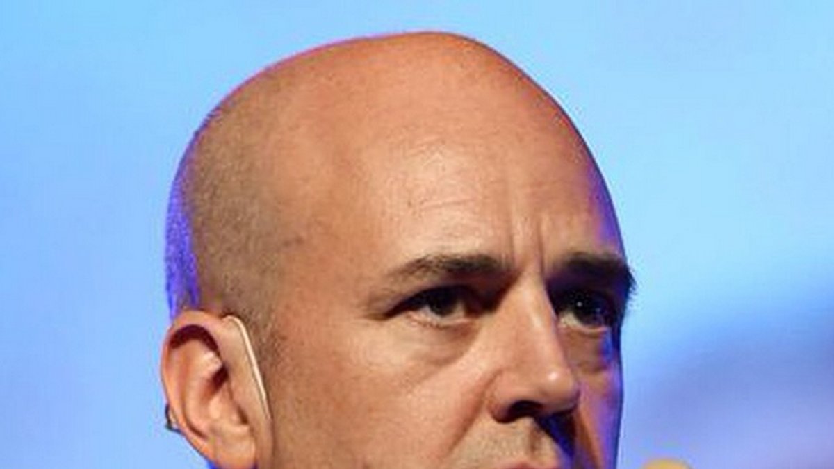 Odd Spångberg lägger upp en bild på Fredrik Reinfeldt och säger att han tycker det är häftigt att göra sin medborgerliga plikt.